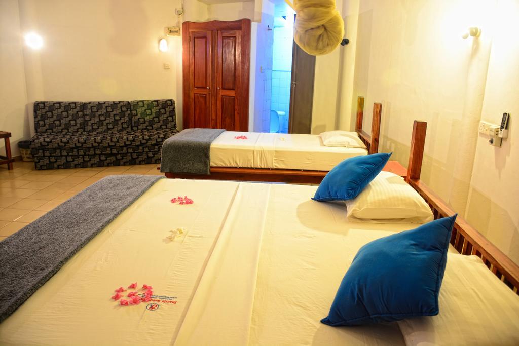 Shanthi Beach Resort Unawatuna Extérieur photo